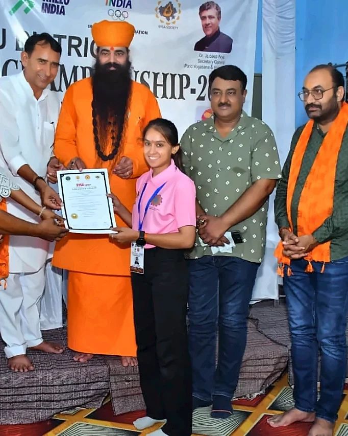 Latika, yogasana championship mein certificate lete hue