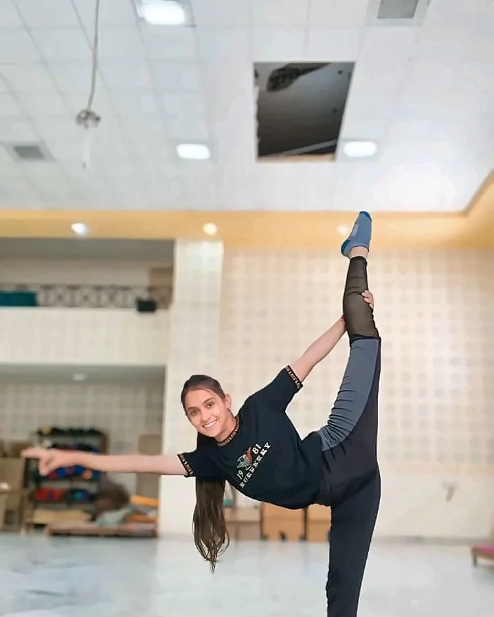 Latika, Natarajasana mein muskurate hue