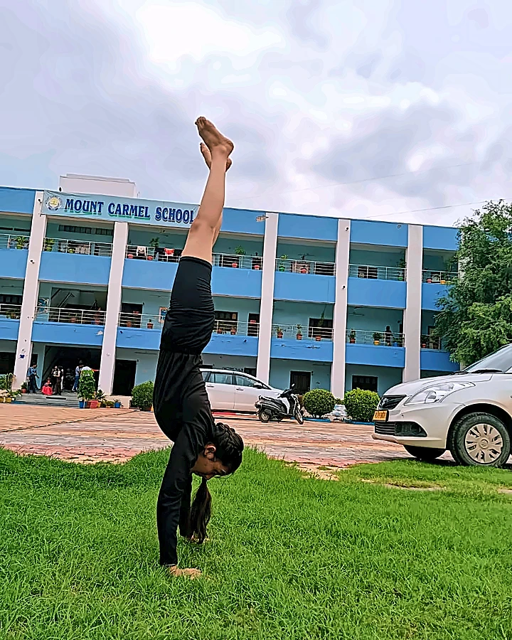 Latika, handstand split karte hue