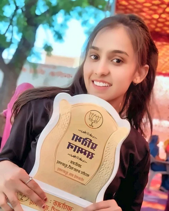 Latika, samman patra ke saath