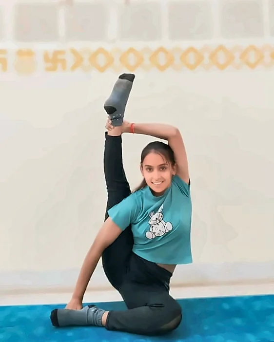 Latika, mat par ek stretch asana karte hue