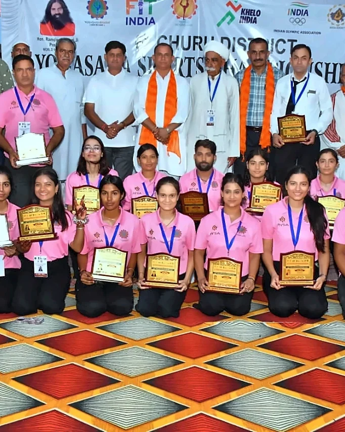 Latika, yogasana championship mein apni team ke saath