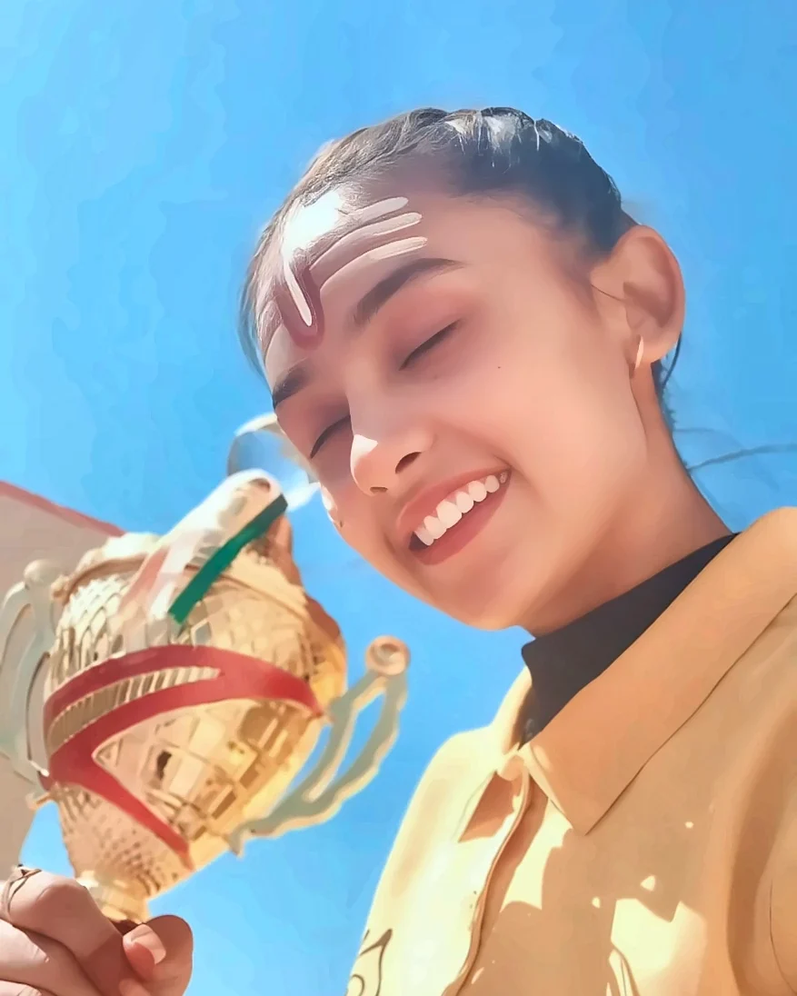 Latika, jeeti hui trophy ke saath