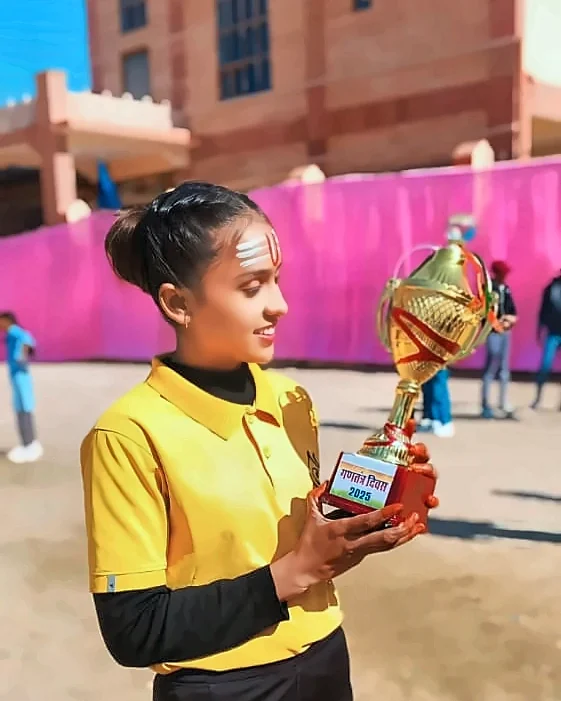 Latika, competition mein jeeti trophy ke saath