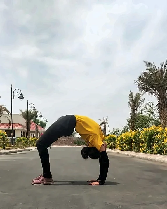 Latika, sadak par Chakrasana mein