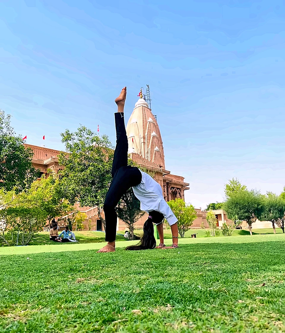 Latika, bageeche mein ek balance asana karte hue