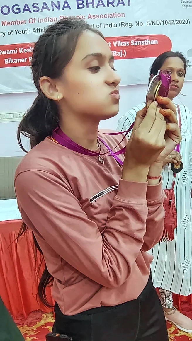 Latika apna medal choomte hue