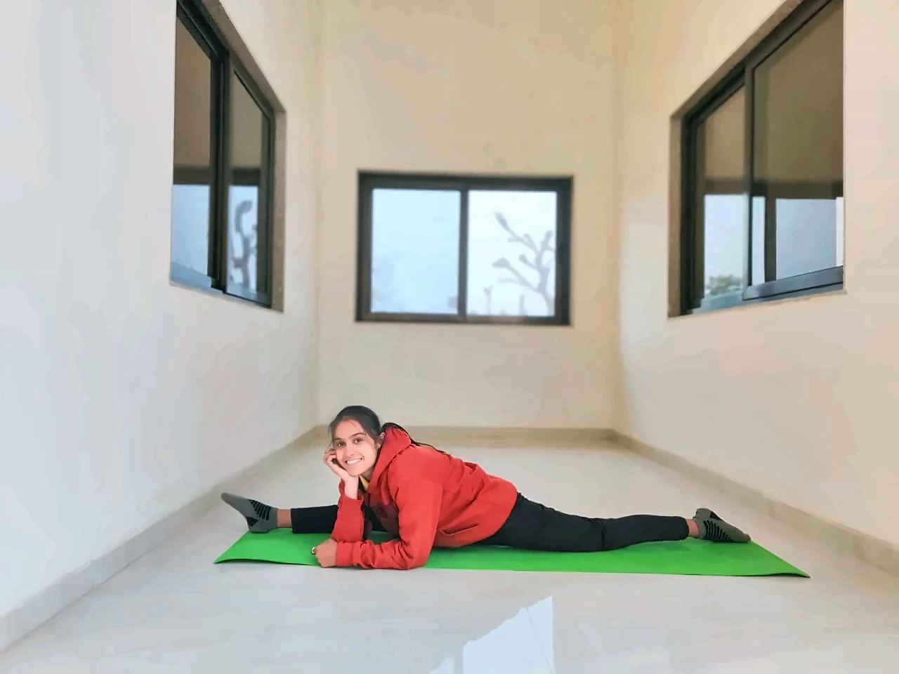 Latika, mat par split mein muskurate hue