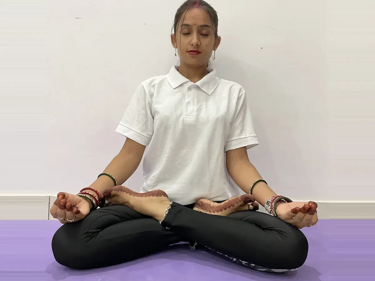 Latika subah ke yoga se pehle Padmasana mein baithi hui