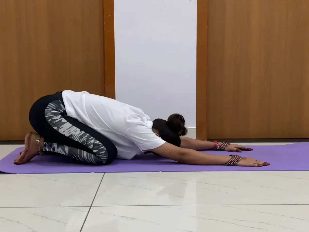 Latika Balasana mein aaram karte hue
