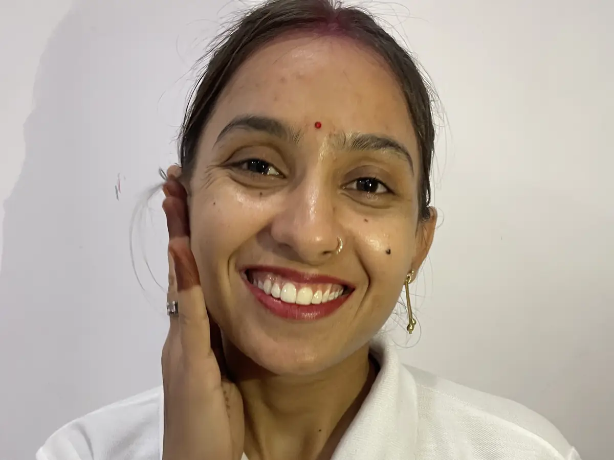 Latika muskurate hue, haath gaal par