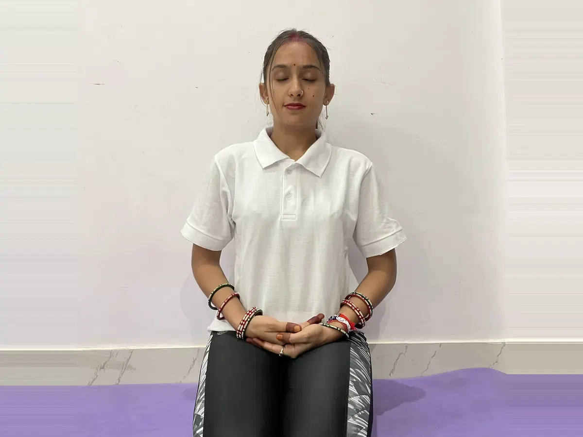 Latika Vajrasana mein shaant baithi hui