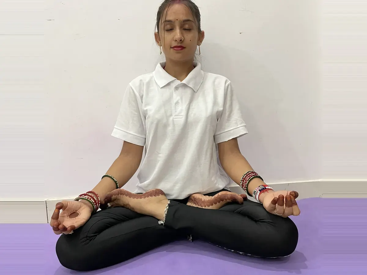 Latika Padmasana mein pranayama ke liye baithi hui