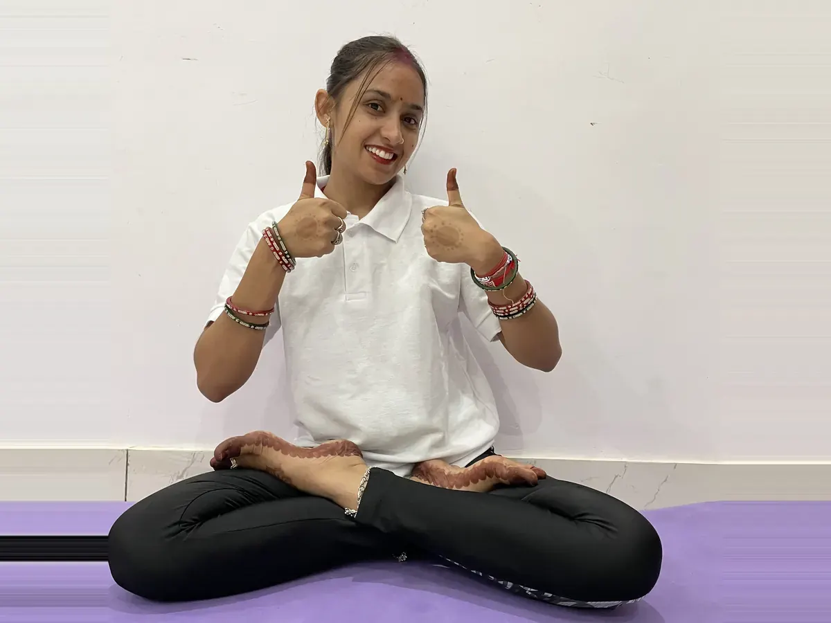 Latika Padmasana mein baithkar thumbs up karte hue