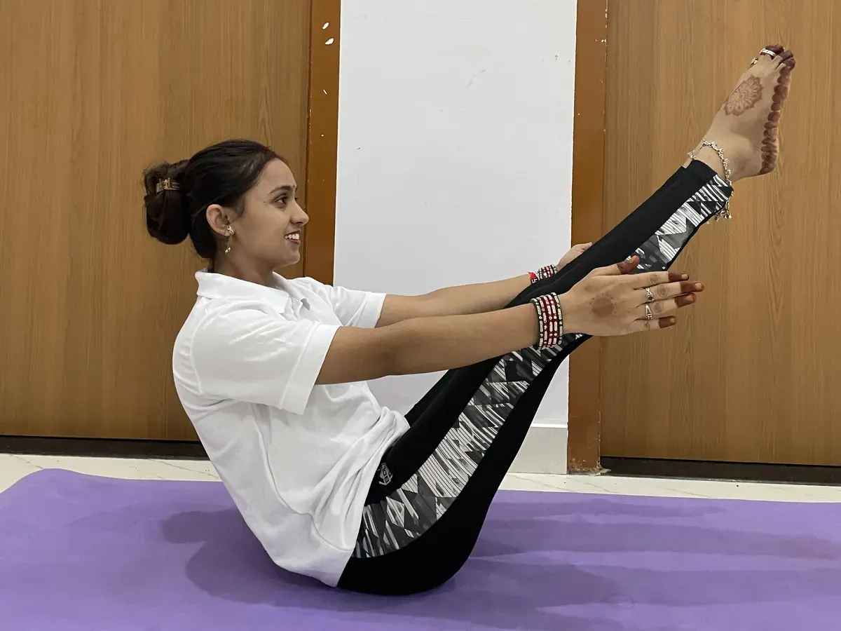 Latika ghar par Naukasana karte hue, bina gym ke