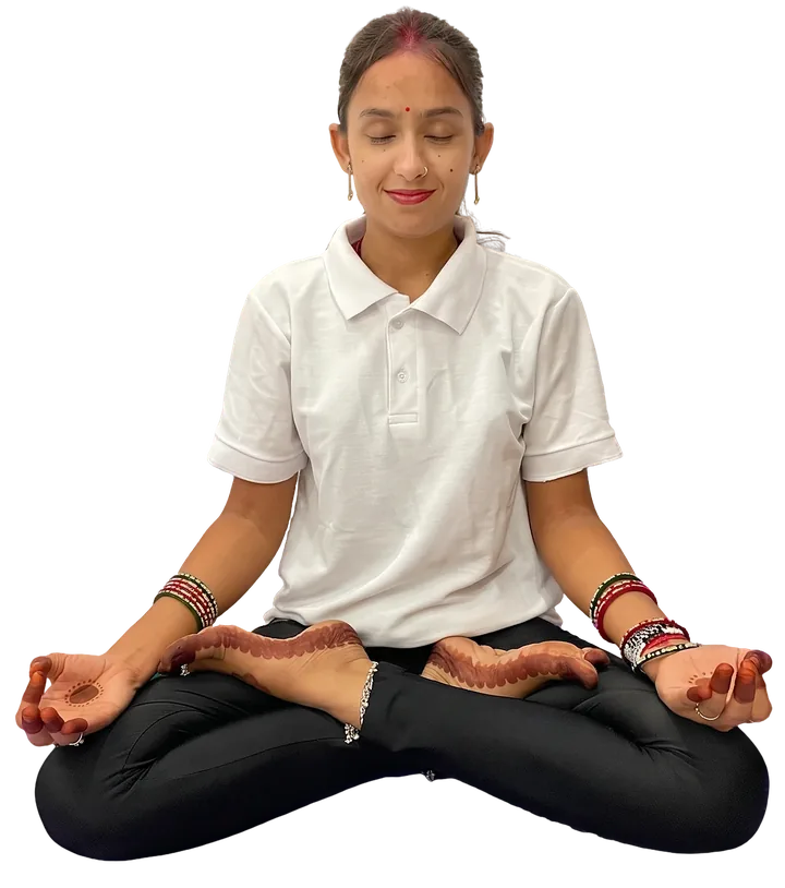 Latika, online yoga instructor, padmasana mein meditation karte hue